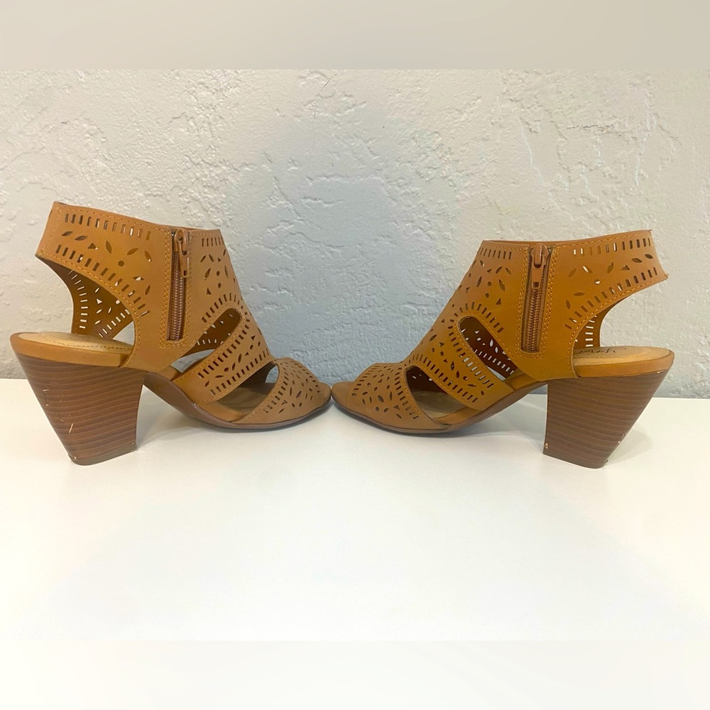 Y•Not tan heels